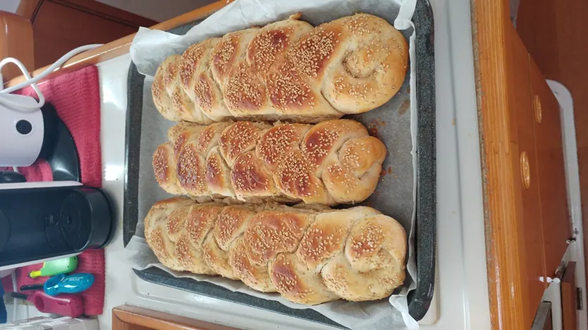 מאפים טריים על מגש בסירה
