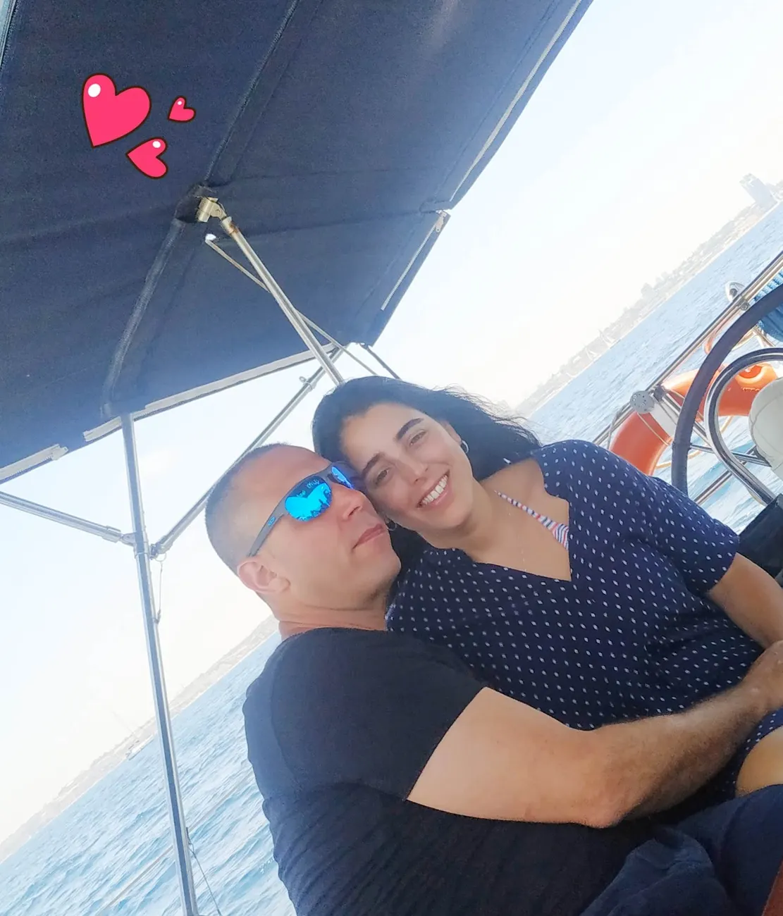 זוג מתחבק על סיפון מוזה